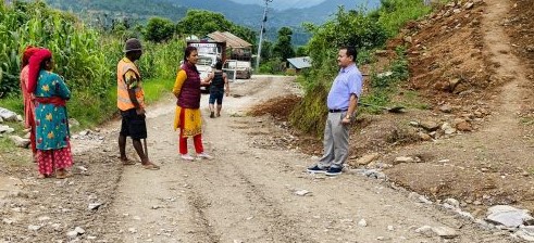 रिब्दीकोटले हार्थोक छहरा मोटरबाटो मर्मत गर्दै