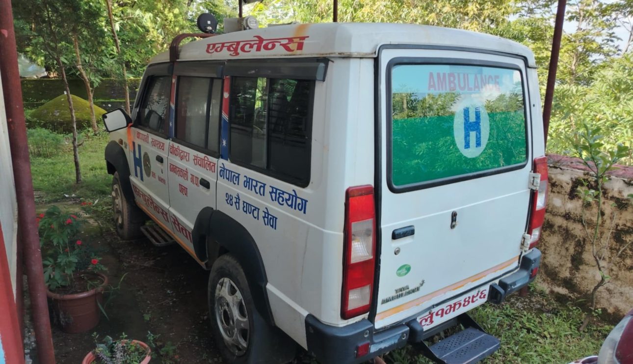 चापपानी स्वास्थ्य चौकीको एम्बुलेन्स दुई वर्षदेखि ग्यारेजमा खडा