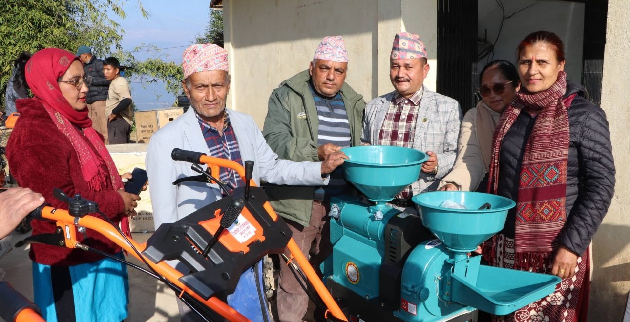 रिब्दीकोटका कृषकलाई कृषि यन्त्र वितरण