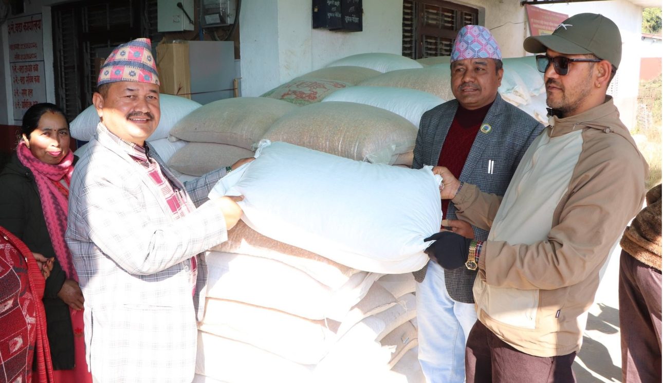 रिब्दीकोटका कृषकलाई पशु पोषण दाना वितरण