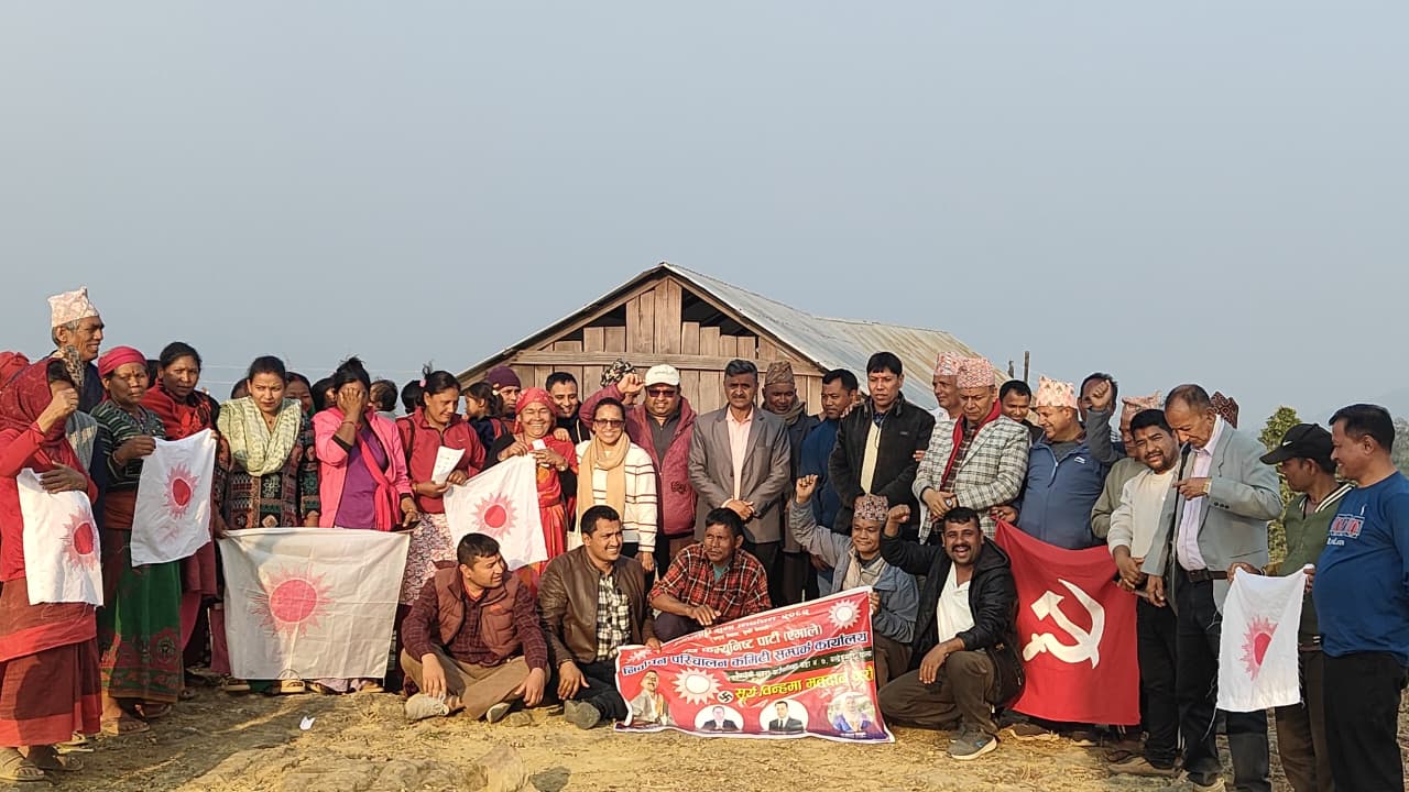 एमाले उम्मेदवार गैरे रैनादेवी छहराका मतदाताको घरदैलोमा