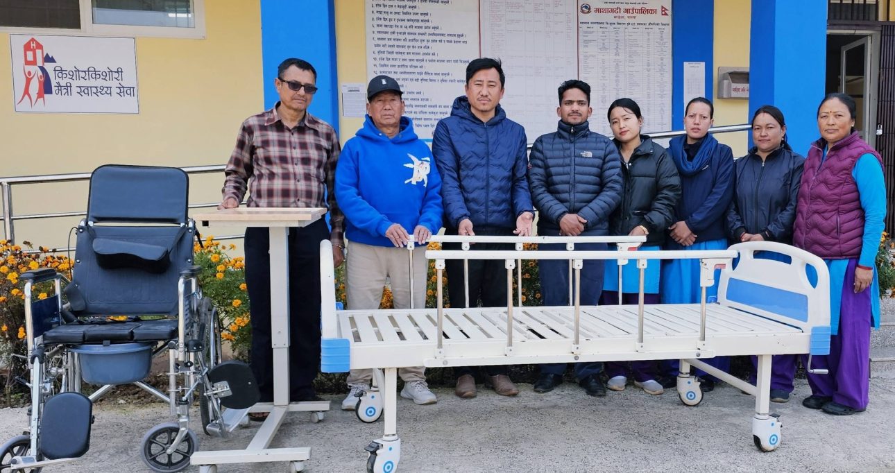 कसेनी स्वास्थ्य चौकीलाई ह्विलचेयर र बेड सहयोग