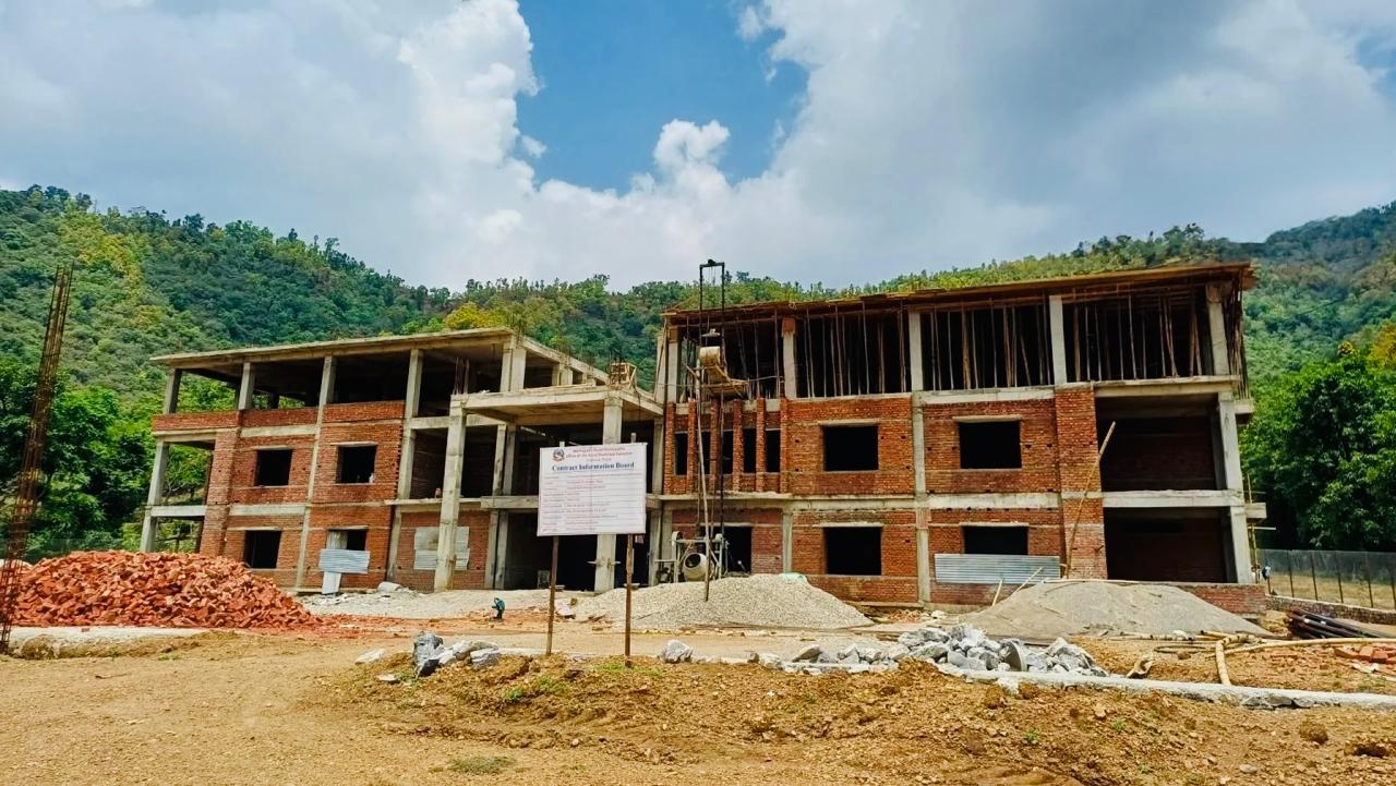 तीव्र गतिमा बन्दै माथागढीको प्रशासकीय भवन