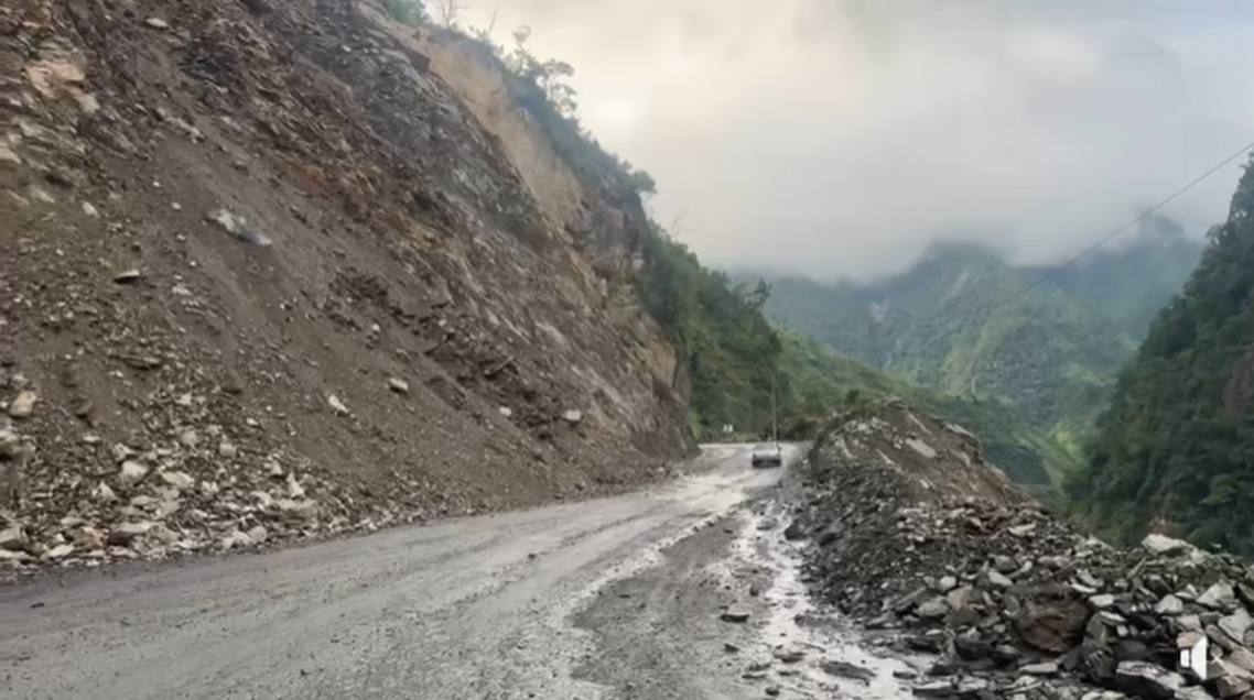मुग्लिन–नारायणगढ सडकखण्डमा ढुंगा खस्यो, एकतर्फी यातायात सञ्चालन