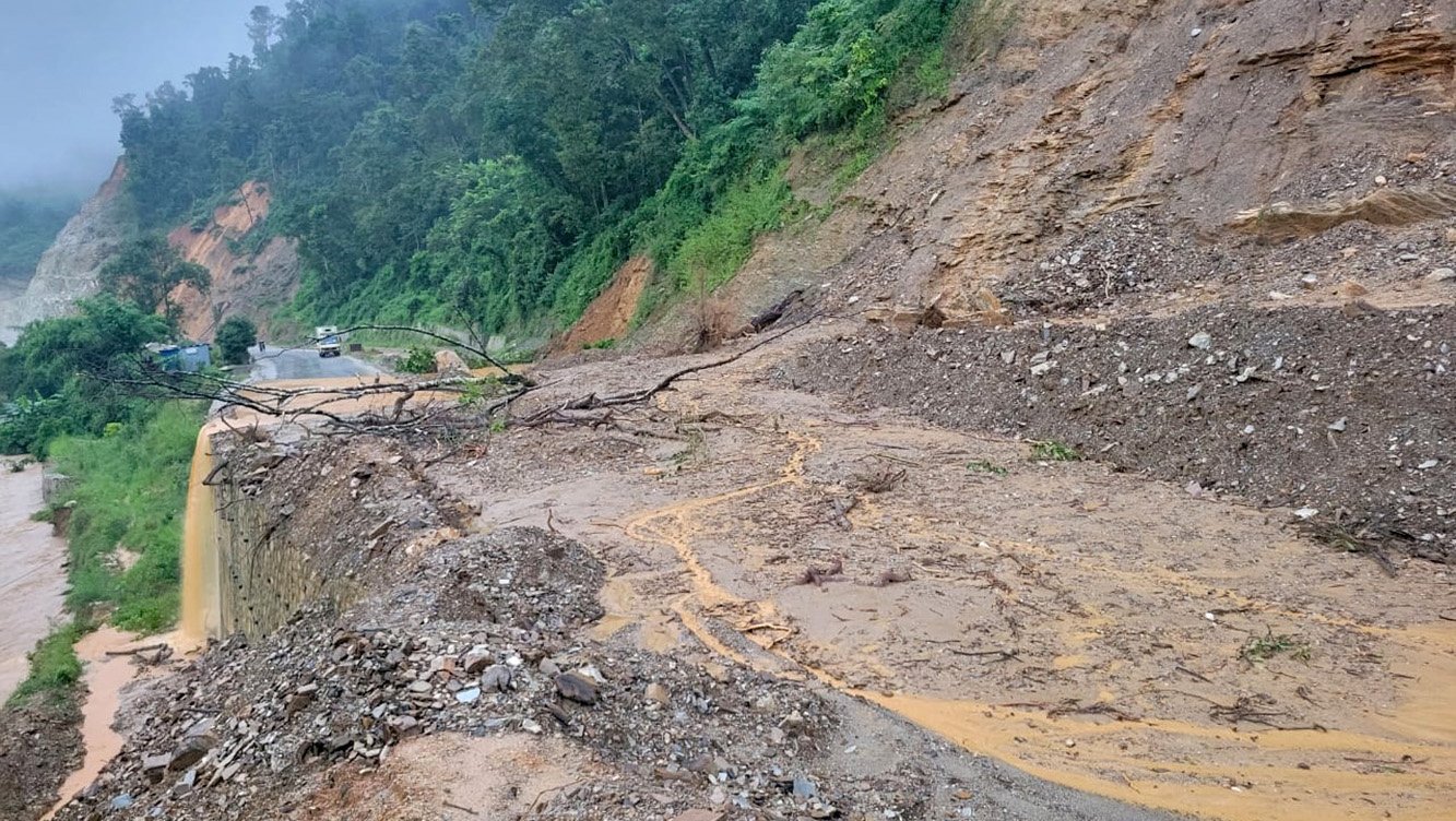 पहिरो र बाढीका कारण देशका विभिन्न सडक अवरुद्ध, मेची राजमार्ग पूर्ण ठप्प